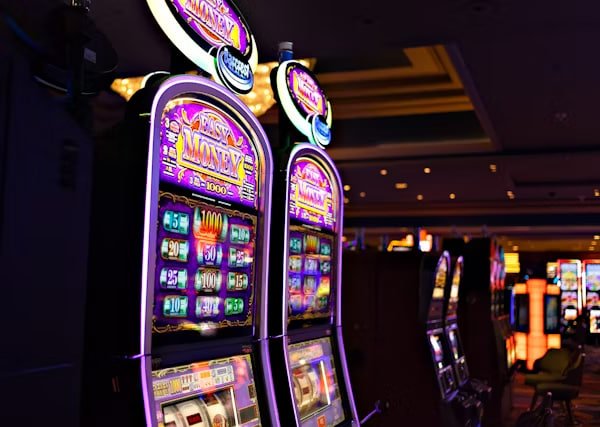Dealer profesional memandu sesi baccarat live di platform 567apk yang diakses via Android
